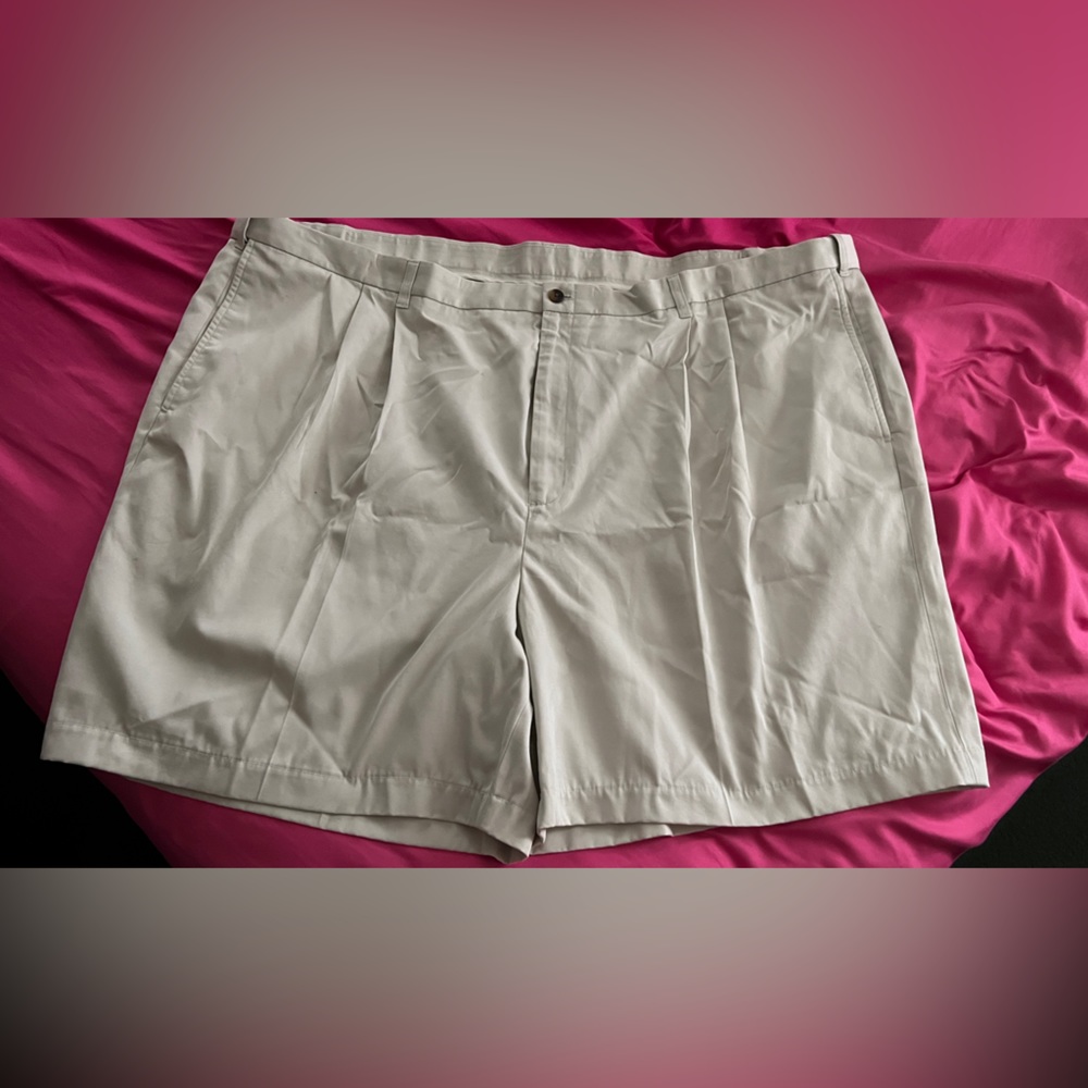 Haggar Q men's khaki shorts size 54 expansion waist pleated fronts NWOT.